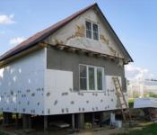 Обшивка деревянного дома снаружи: сравнение характеристик отделочных материалов